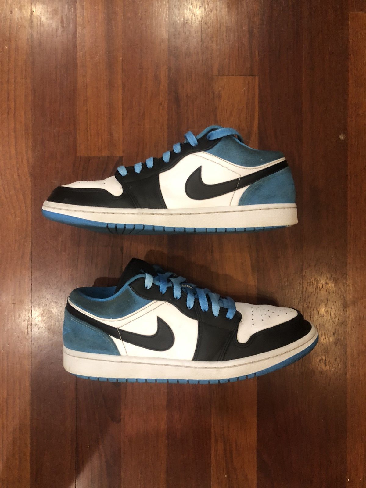 Jordan Brand Jordan 1 Low Laser Blue Size US 9.5 / EU 42-43 - 3 Thumbnail