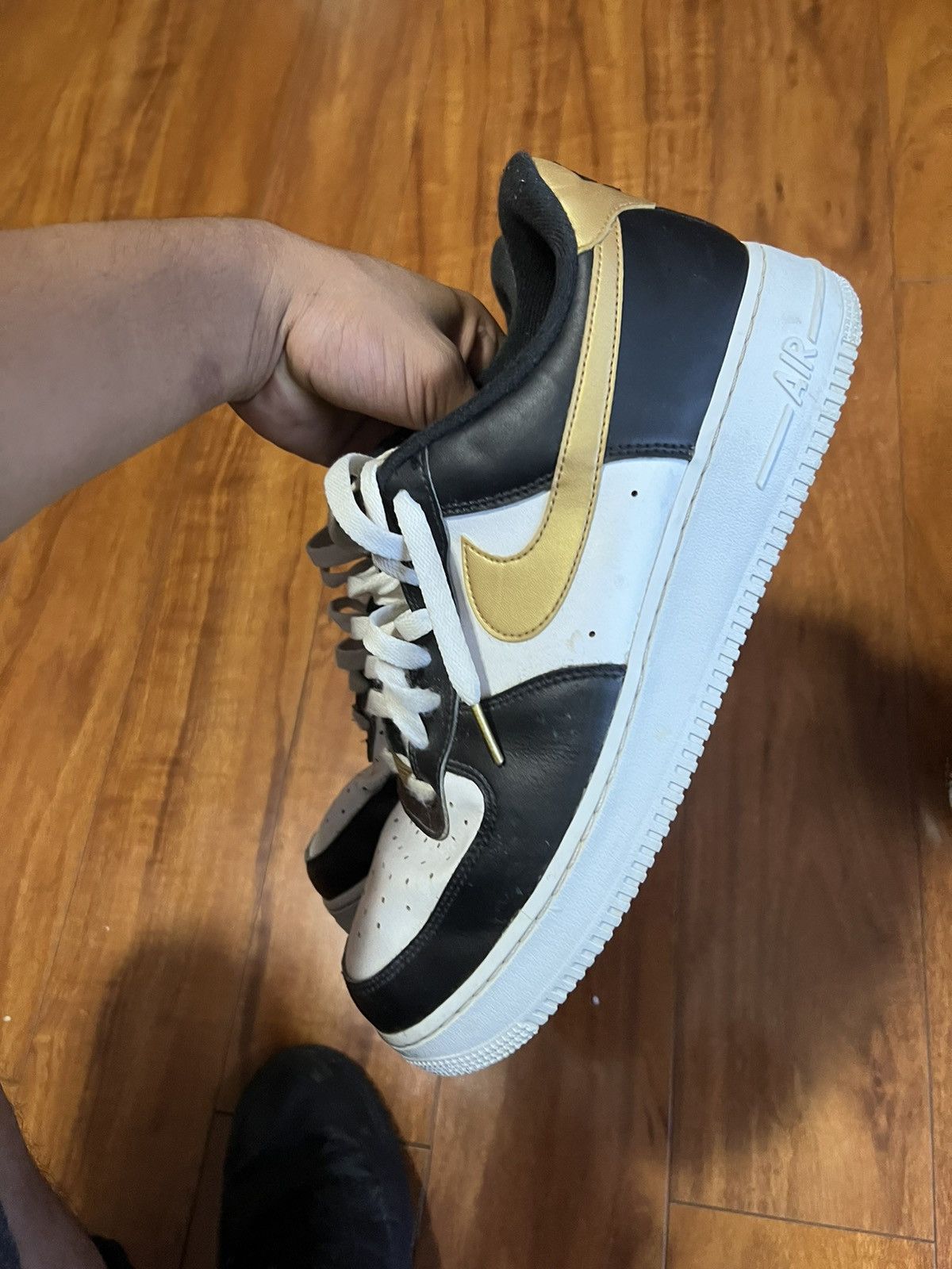 Nike Air Force 1 Metallic Gold Size US 11 / EU 44 - 4 Thumbnail