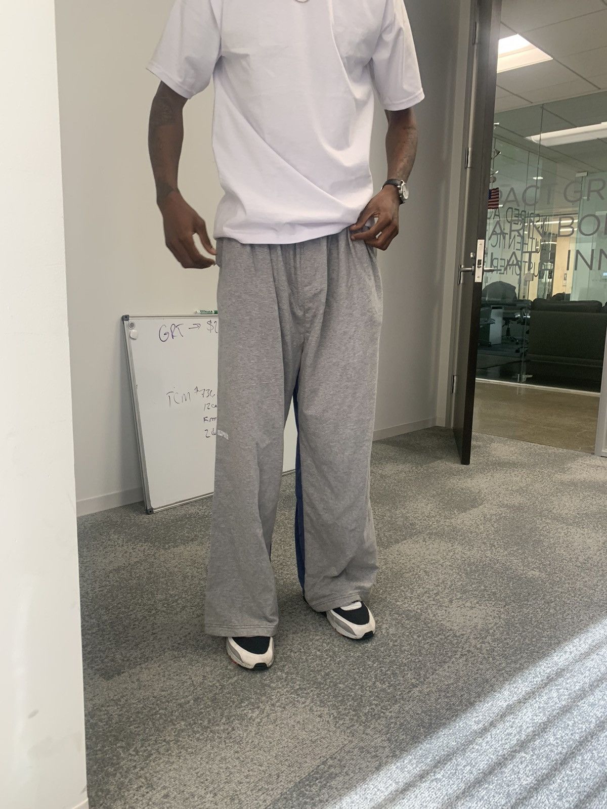 若者に人気のブランド Reebok × Vetements SLIGHTLY HEMMED Vetements x Reebok パンツ
