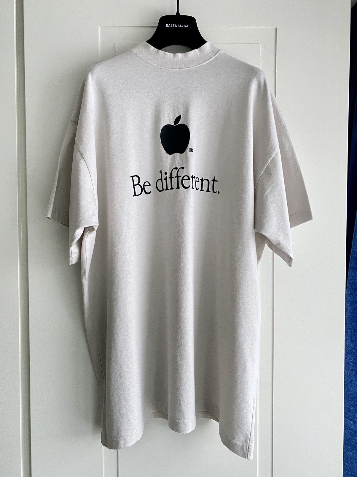 Balenciaga RARE Balenciaga - Apple - Be different - embroidered T