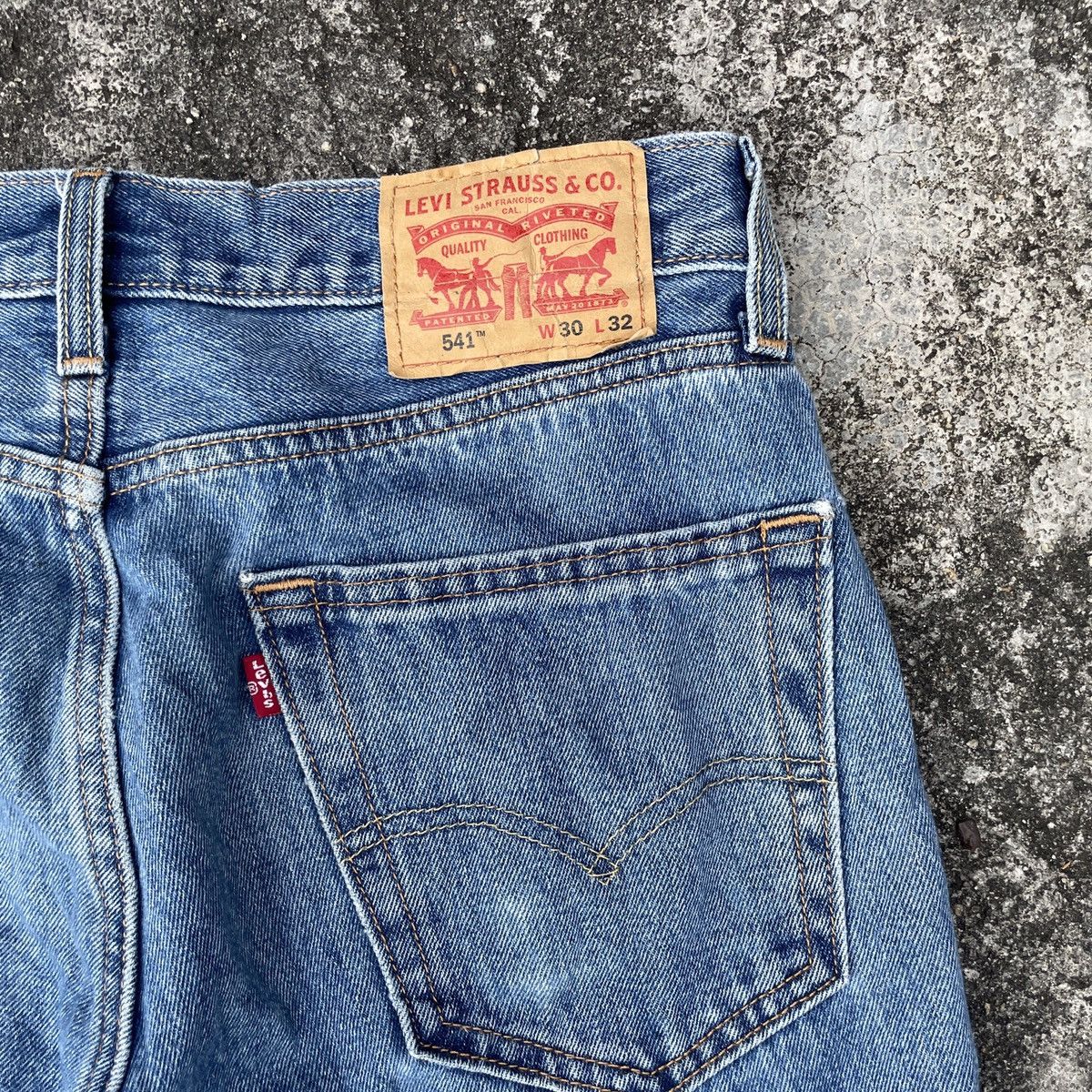 Levi's Vintage Levis 541 Women Denim Jeans Size 32" / US 10 / IT 46 - 9 Thumbnail