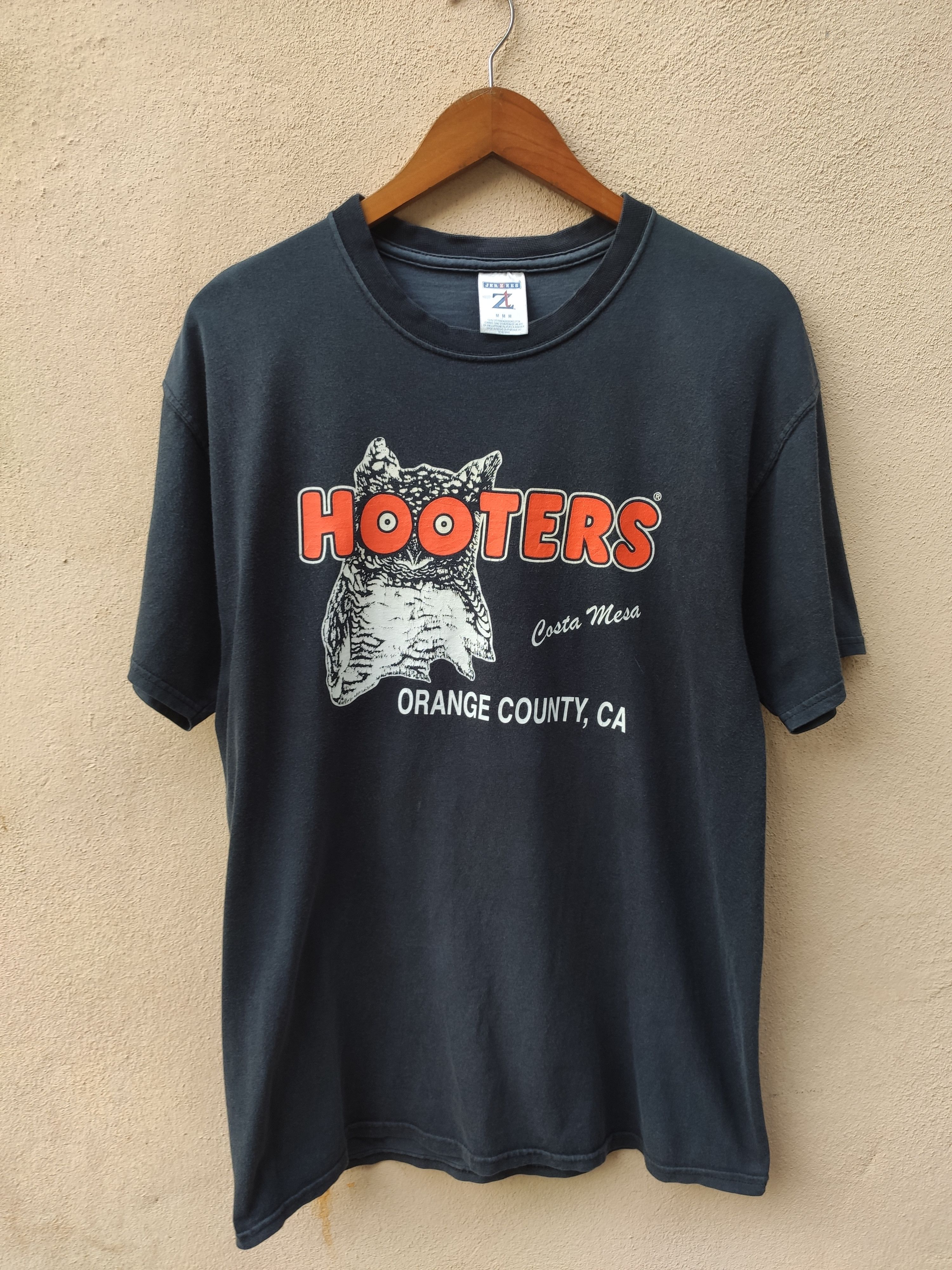 Jerzees Vintage Hooters t shirt sun faded Size US M / EU 48-50 / 2 - 2 Thumbnail
