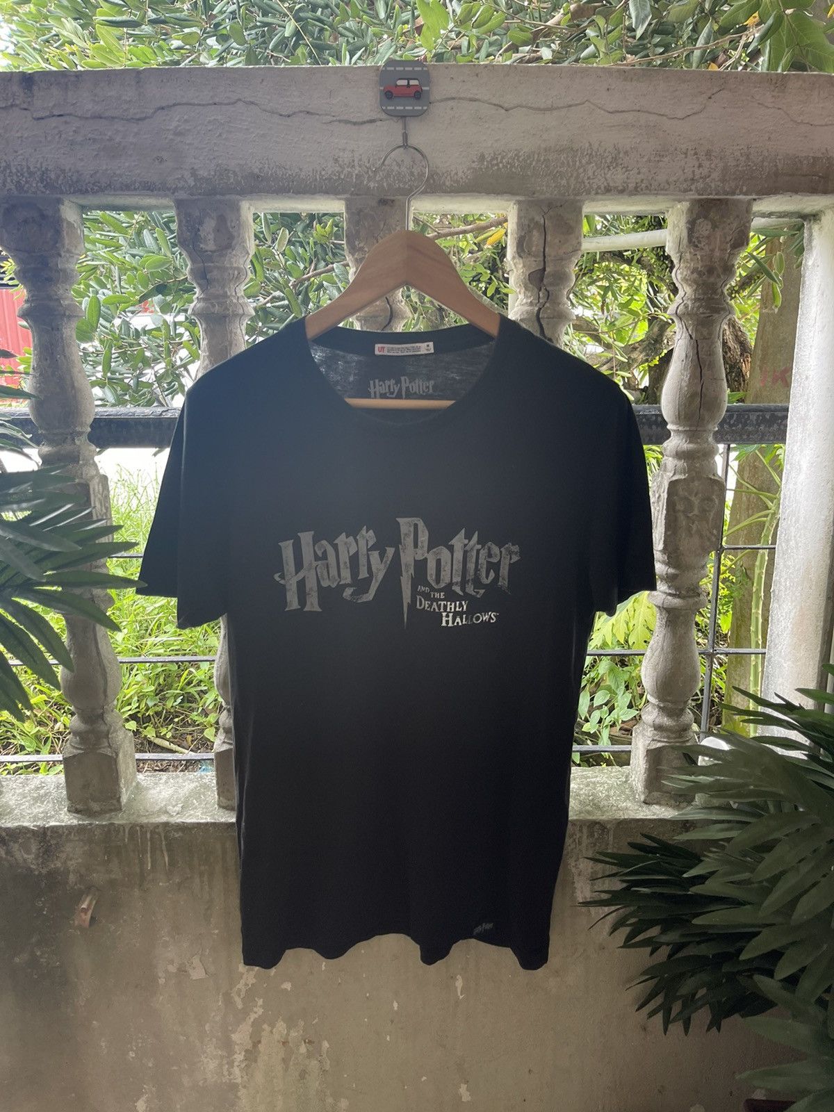 UNIQLO HARRY POTTER BLACK TEE