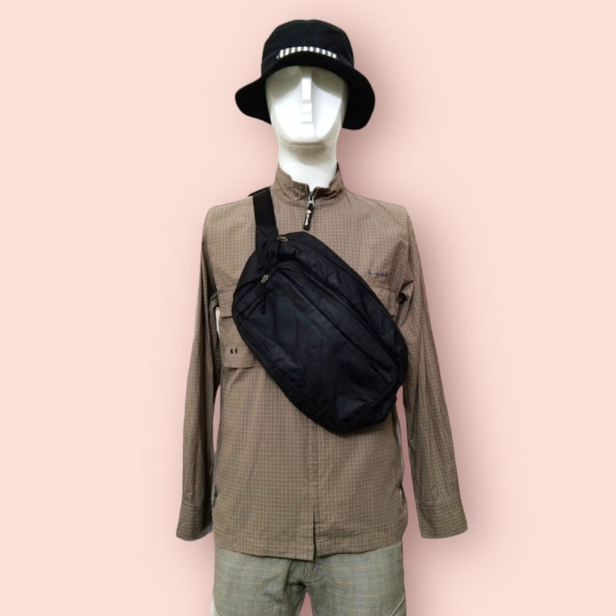 Japanese Brand × Jun Takahashi × Uniqlo UNIQLO X CORDURA FABRIC HIP/WAIST BAG/BODYBAG Size ONE SIZE - 2 Thumbnail