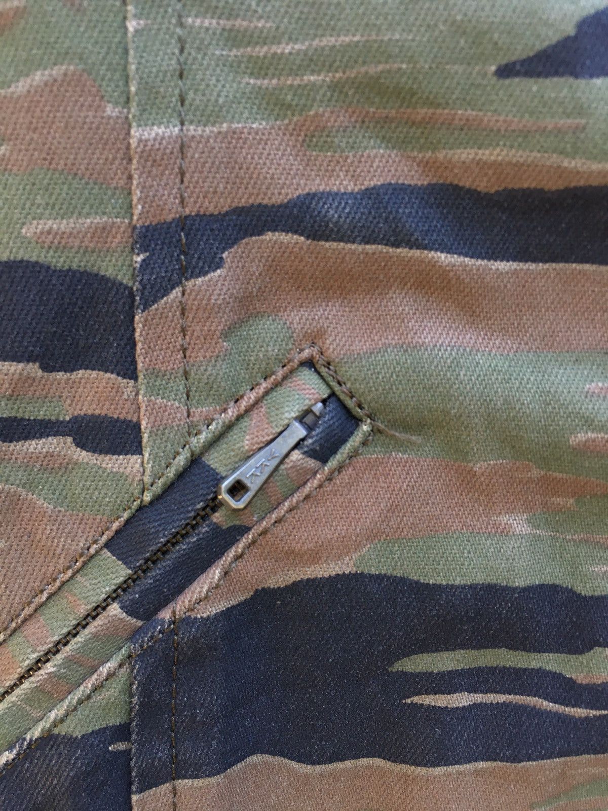 Hysteric Glamour Rare Vintage Hysteric Glamour Camo Jacket Size US S / EU 44-46 / 1 - 10 Thumbnail
