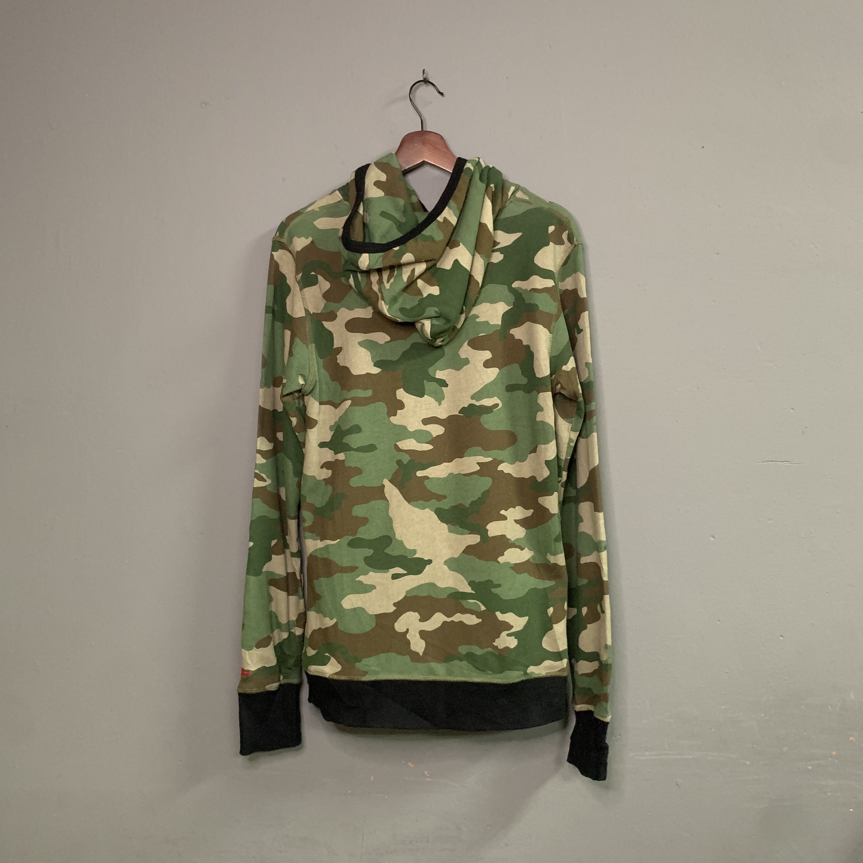 Japanese Brand Vintage Modern Amusement Small Logo Camouflage Hooded Size US M / EU 48-50 / 2 - 7 Thumbnail