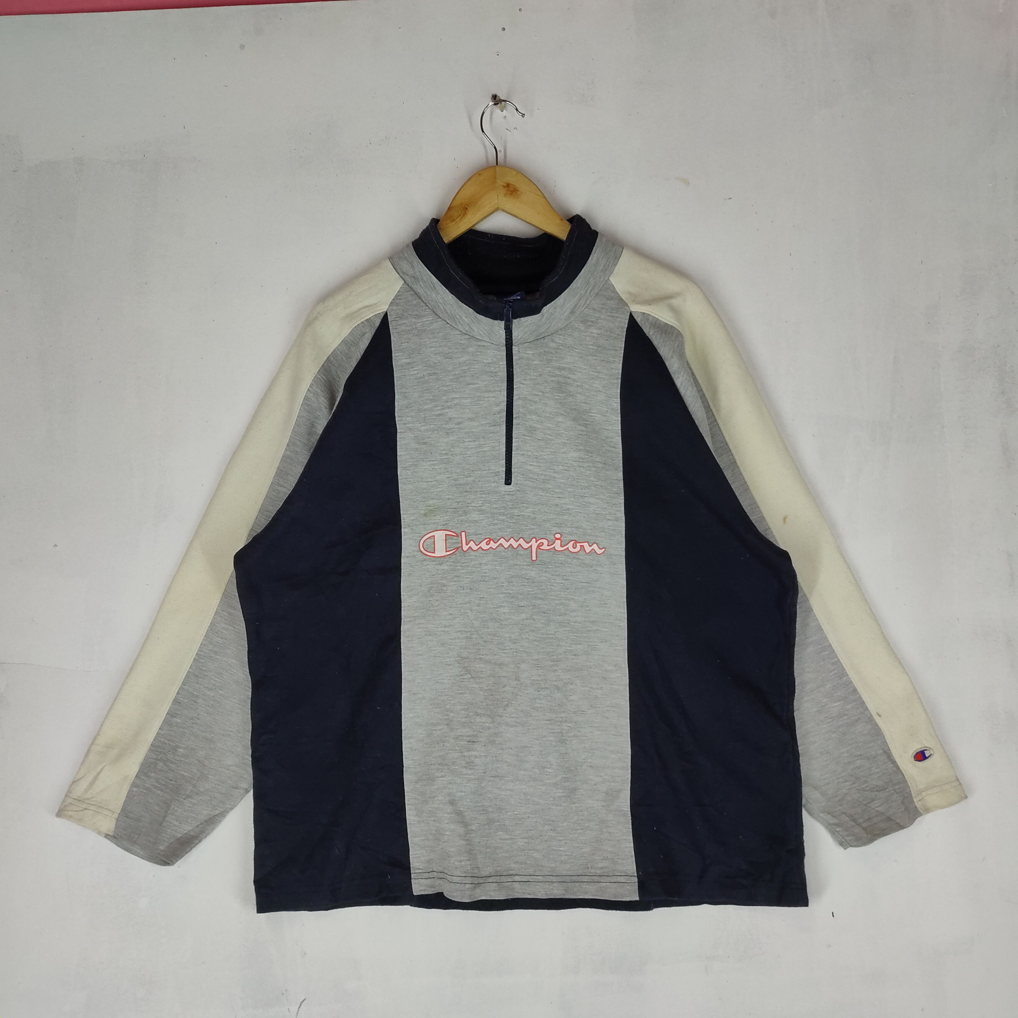 Champion CHAMPION Big Back Logo Nice Rare Design Sweatshirt Size US XL / EU 56 / 4 - 3 Thumbnail