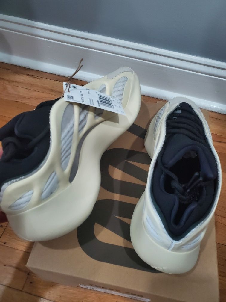 Yeezy 700 V3 Azael Size 10