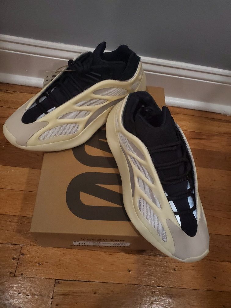 Yeezy 700 V3 Azael Size 10