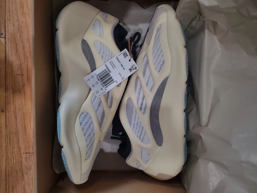Yeezy 700 V3 Azael Size 10