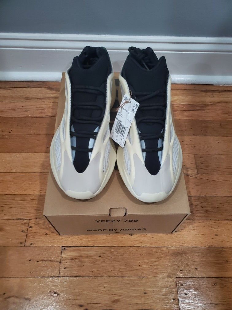 Yeezy 700 V3 Azael Size 10