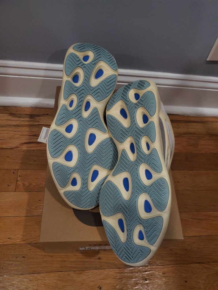 Yeezy 700 V3 Azael Size 10