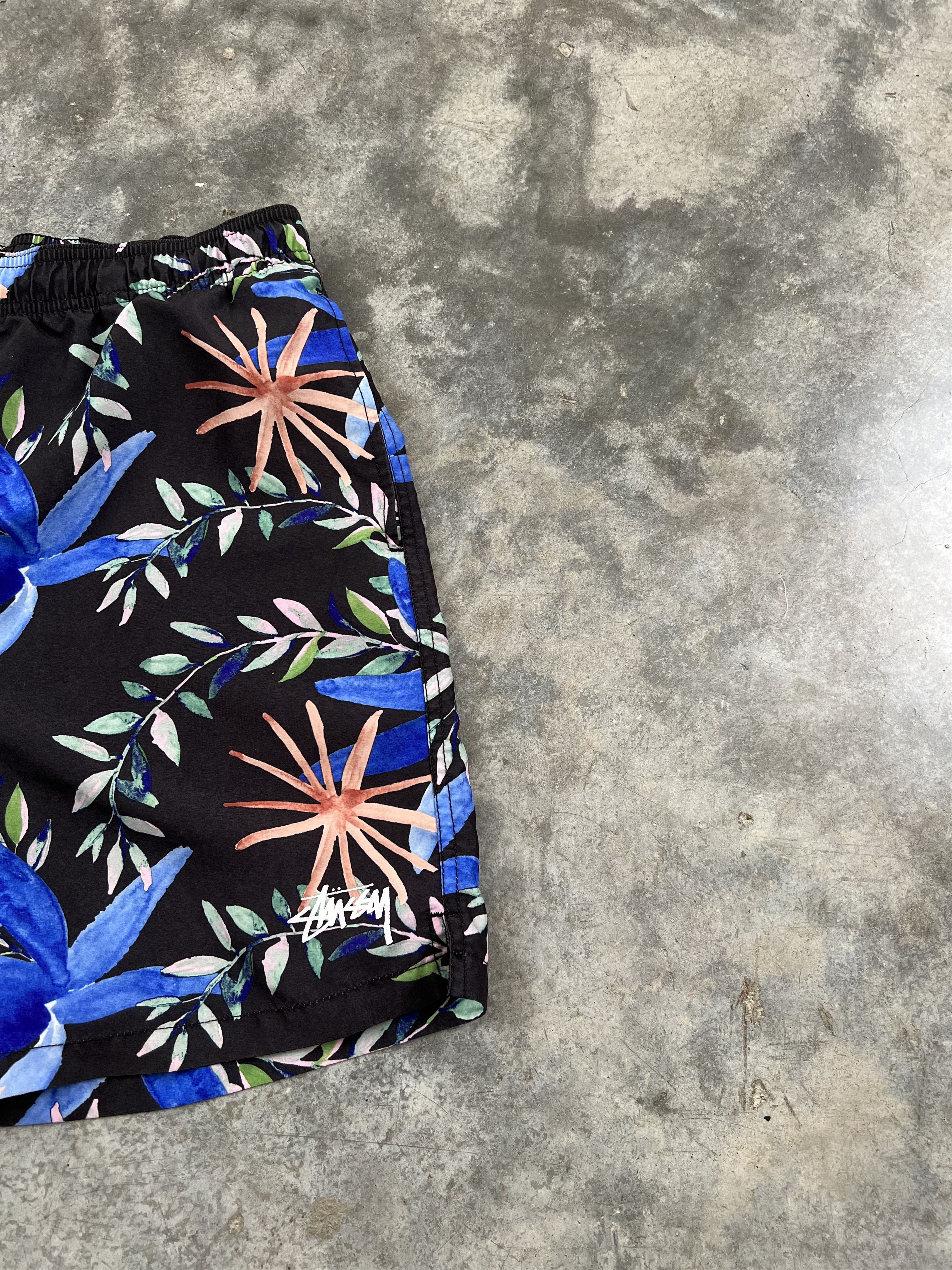 Stussy Stussy Blue Floral Stock Water Logo Shorts Black Medium Size US 32 / EU 48 - 2 Thumbnail