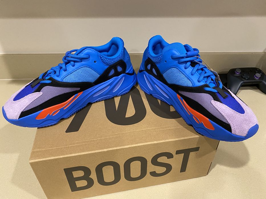 royal blue yeezy 700