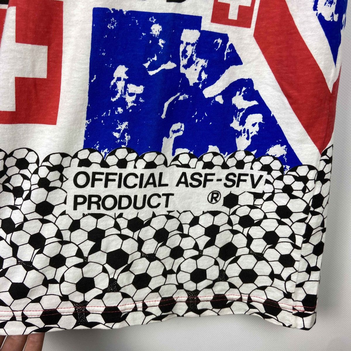 Vintage Vintage 90s Euro England Switzerland AllOverPrint tee ASFSFV Size US XL / EU 56 / 4 - 7 Thumbnail