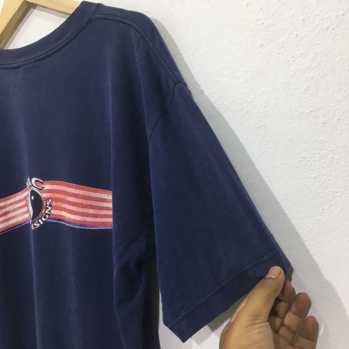 Vintage Vintage T&C Surf Hawaii Union Flag Design Logo Tshirt Size US L / EU 52-54 / 3 - 7 Thumbnail