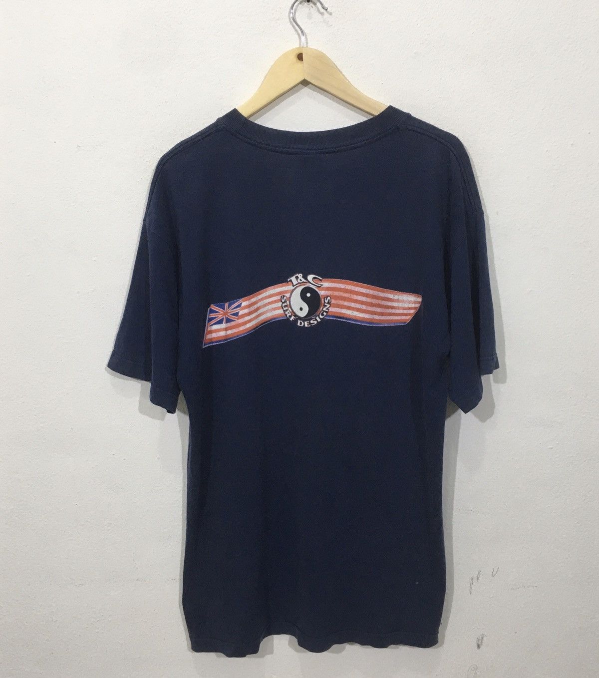 Vintage Vintage T&C Surf Hawaii Union Flag Design Logo Tshirt Size US L / EU 52-54 / 3 - 5 Thumbnail
