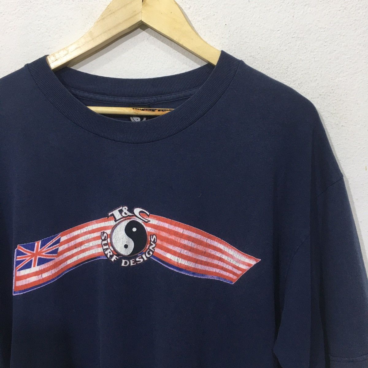 Vintage Vintage T&C Surf Hawaii Union Flag Design Logo Tshirt Size US L / EU 52-54 / 3 - 4 Thumbnail