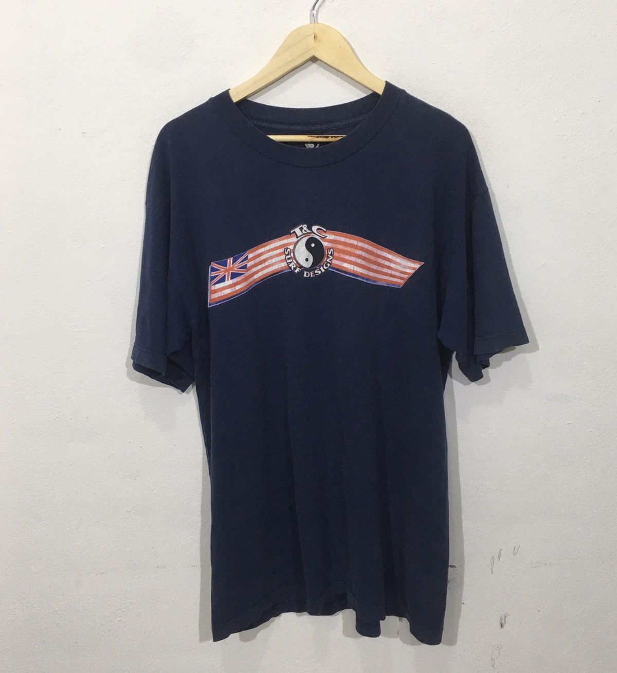 Vintage Vintage T&C Surf Hawaii Union Flag Design Logo Tshirt Size US L / EU 52-54 / 3 - 1 Thumbnail
