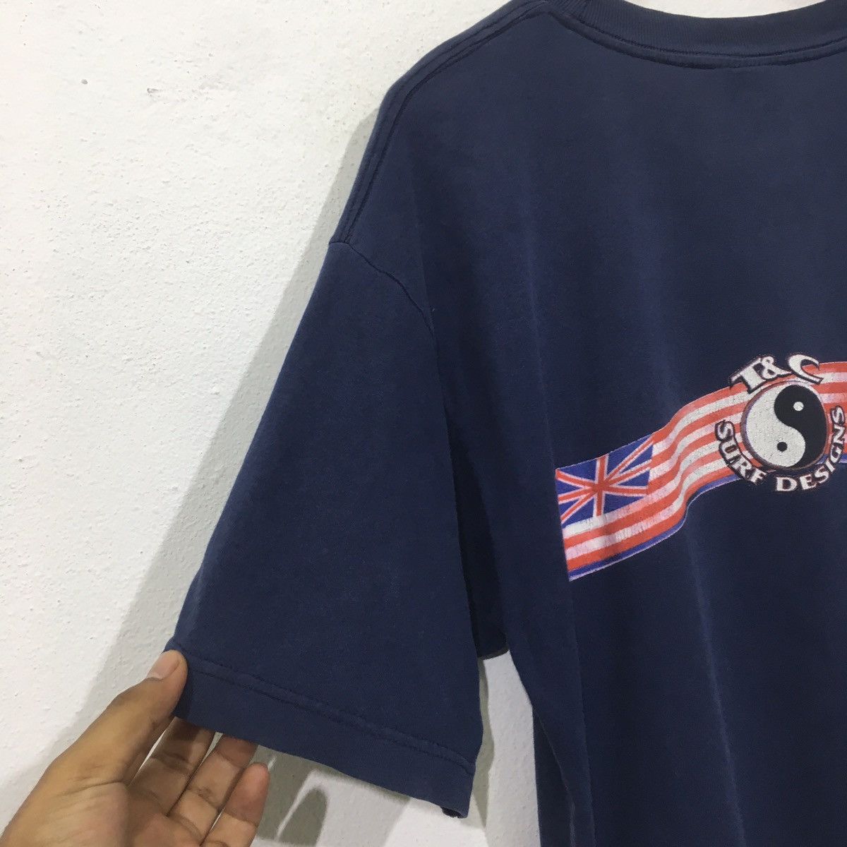 Vintage Vintage T&C Surf Hawaii Union Flag Design Logo Tshirt Size US L / EU 52-54 / 3 - 6 Thumbnail