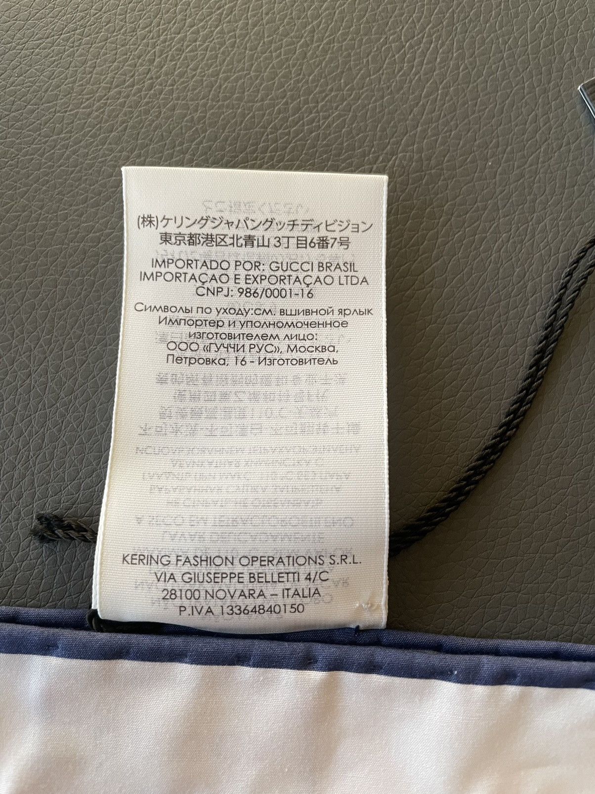 Gucci Rare Limited BrandNew Super Runway Gucci Logo Pocket-square Size ONE SIZE - 16 Thumbnail
