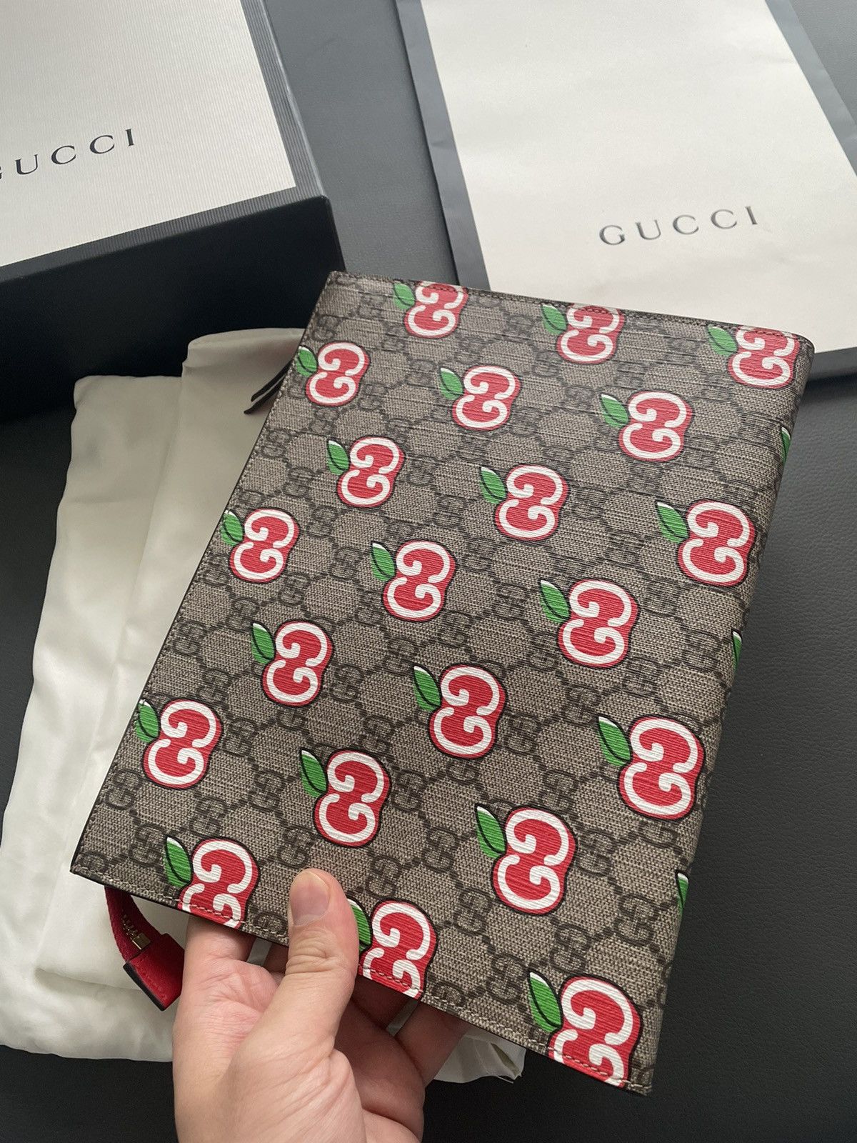 Gucci Super Runway Gucci Limited Edition Logo Pouch Clutch Bag Size ONE SIZE - 2 Thumbnail