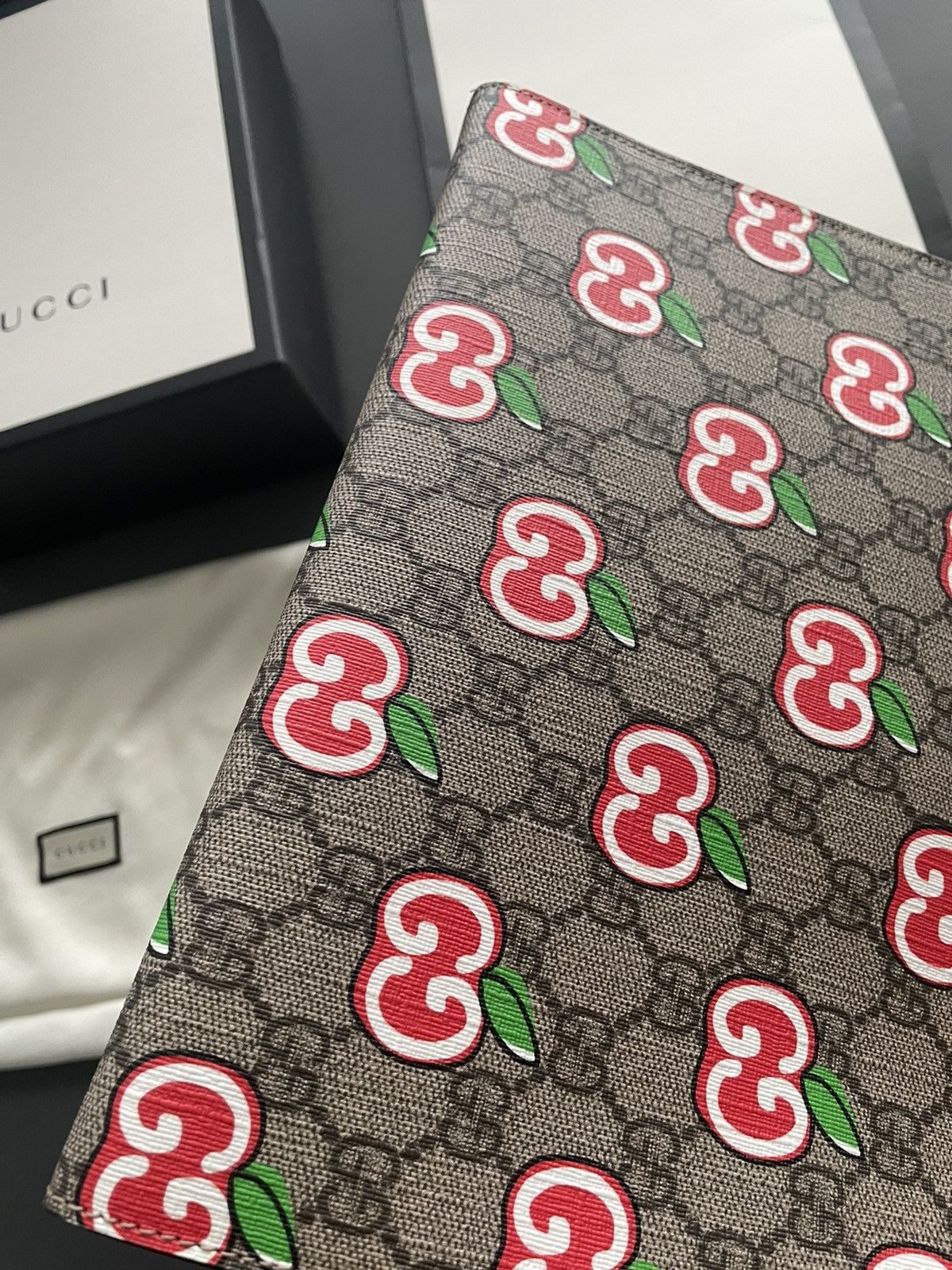 Gucci Super Runway Gucci Limited Edition Logo Pouch Clutch Bag Size ONE SIZE - 19 Thumbnail