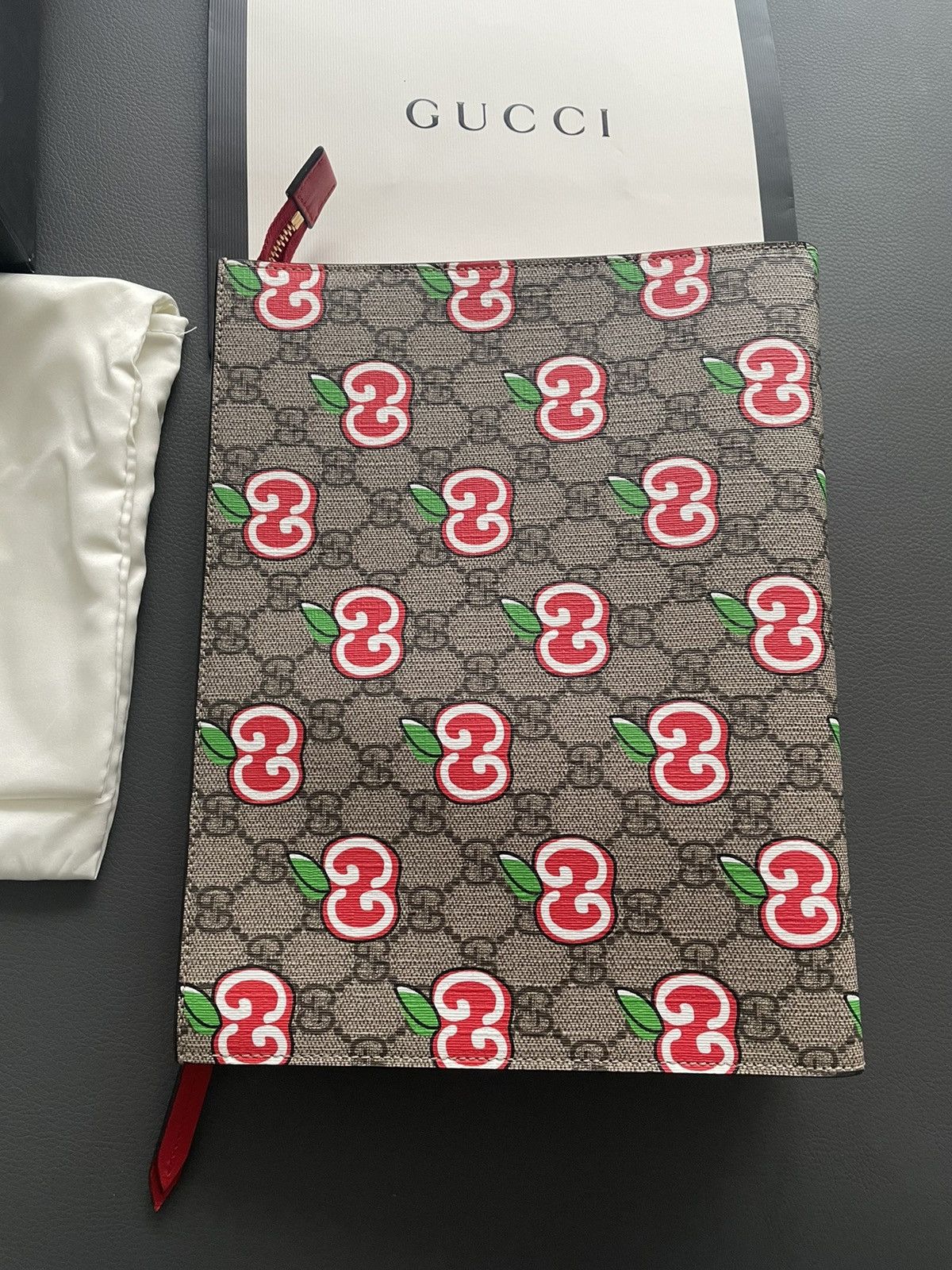 Gucci Super Runway Gucci Limited Edition Logo Pouch Clutch Bag Size ONE SIZE - 9 Thumbnail