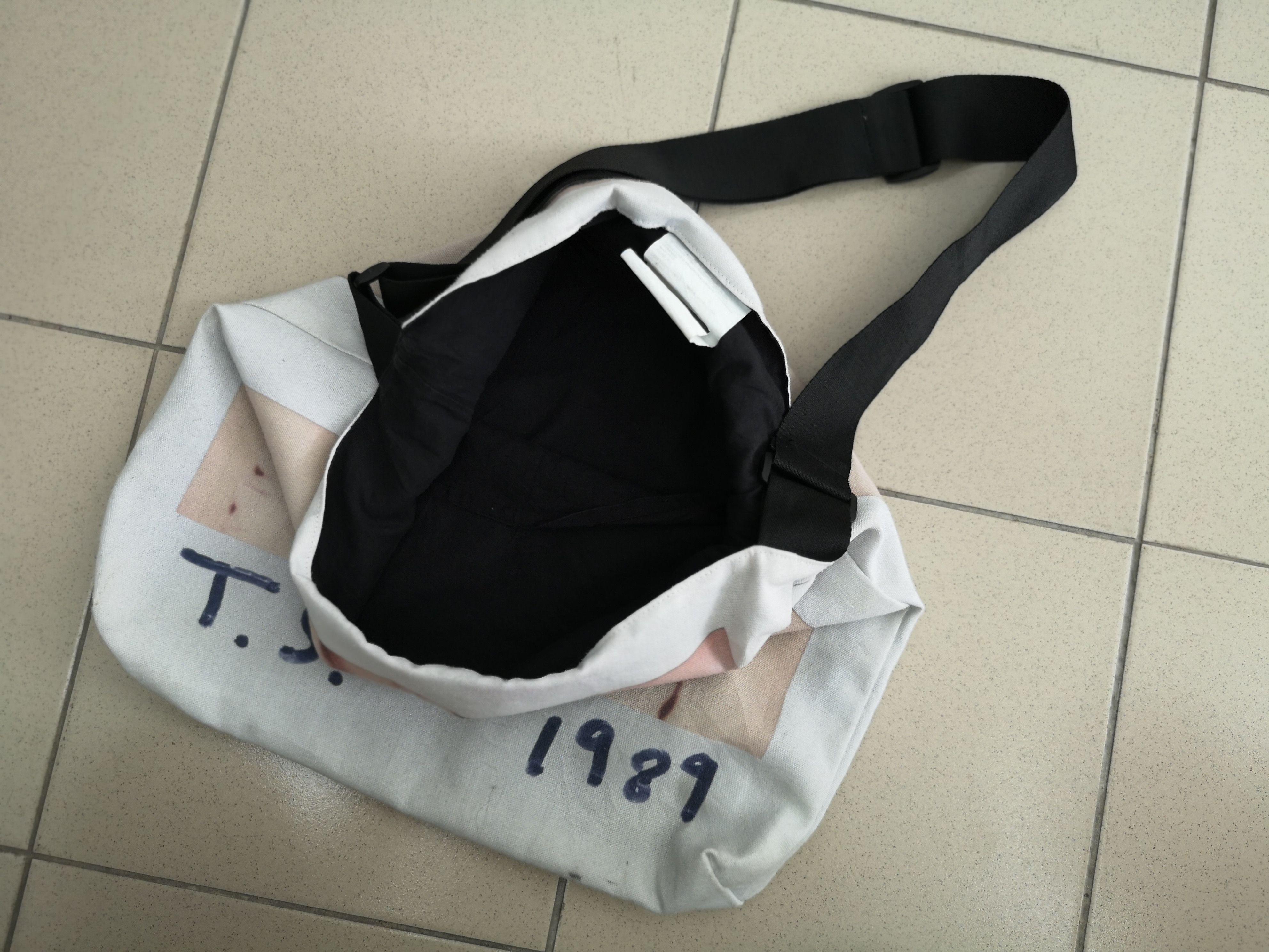 Other VINTAGE TAYLOR SWIFT 1989 ALBUM COVER SHOULDER /TOTE BAG Size ONE SIZE - 19 Thumbnail