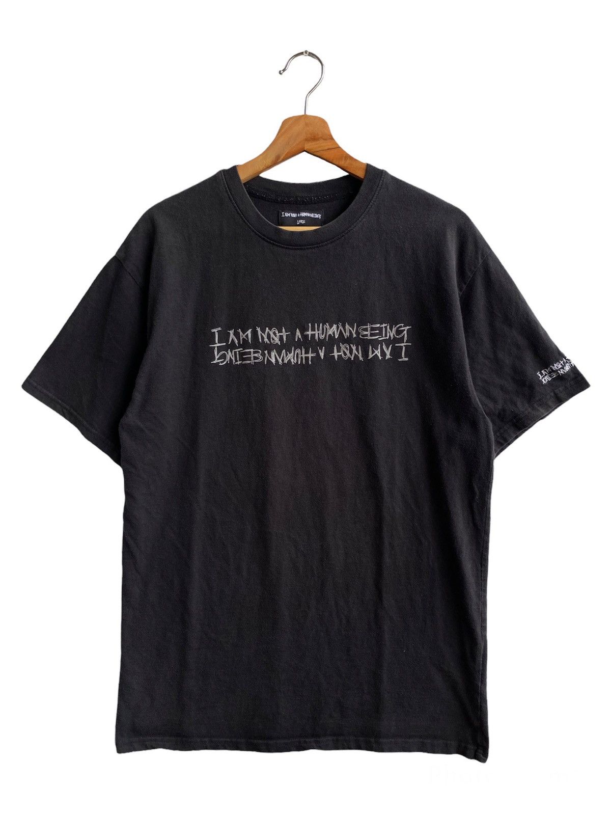 ★人気★【I AM NOT A HUMAN BEING】★STITCHED BASIC LOGO TE.E I Am Not A Human Being I Am Not Human Being wording tee