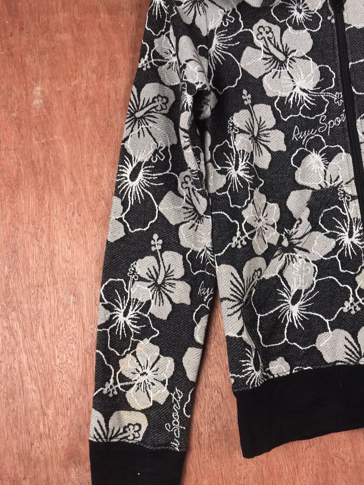 Japanese Brand DLL Ryu Sports Floral Design croptop hoodie Sweater #2480 Size US S / EU 44-46 / 1 - 3 Thumbnail