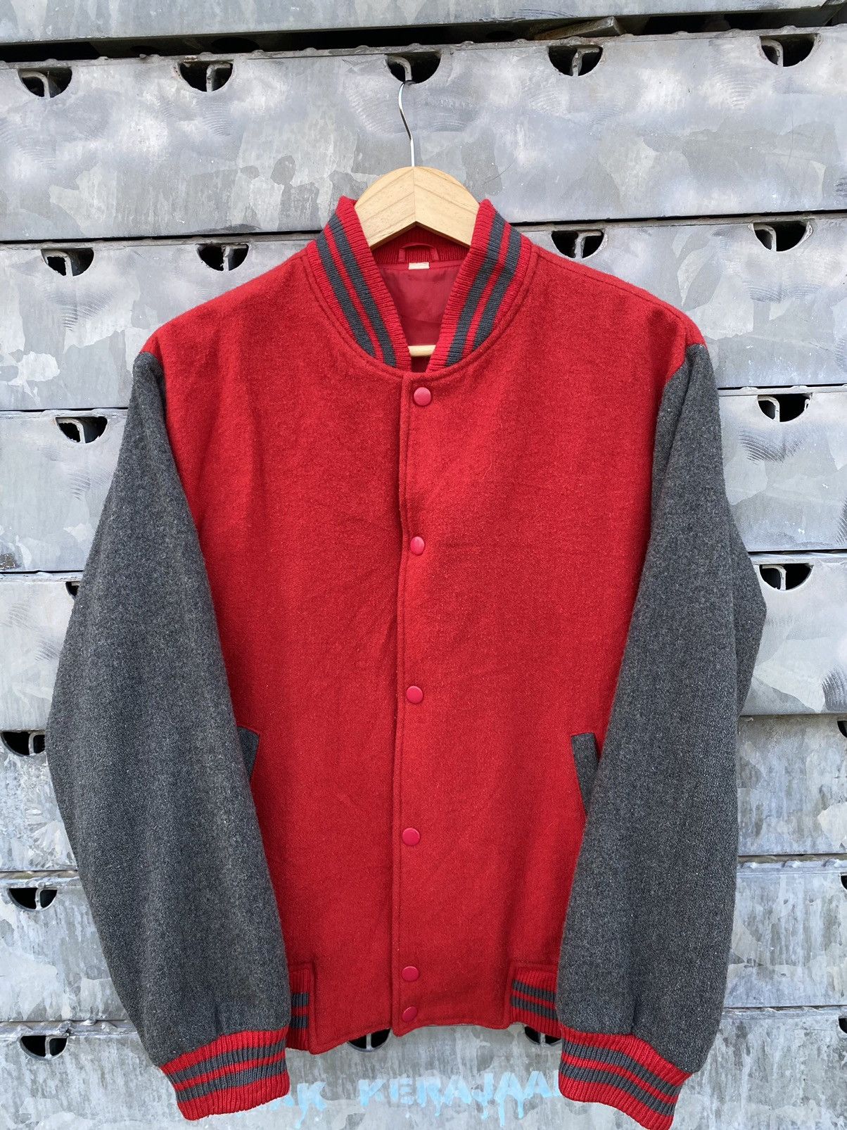 Vintage Vintage Unbrand Plain Red Varsity Jacket Size US L / EU 52-54 / 3 - 1 Thumbnail