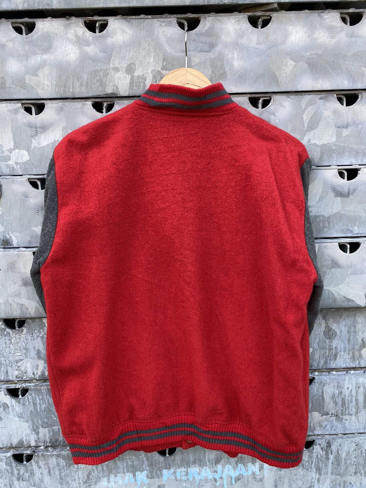 Vintage Vintage Unbrand Plain Red Varsity Jacket Size US L / EU 52-54 / 3 - 10 Thumbnail