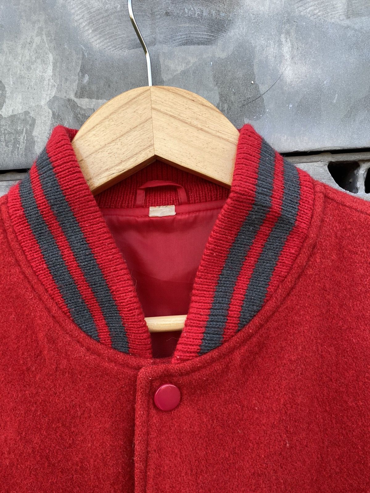 Vintage Vintage Unbrand Plain Red Varsity Jacket Size US L / EU 52-54 / 3 - 4 Thumbnail