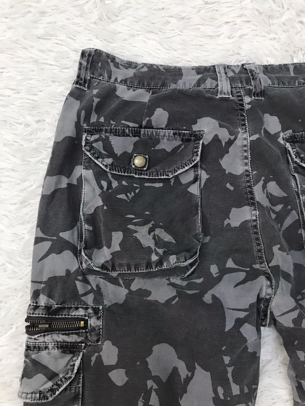 Japanese Brand Camo Cargo Multipockets Pant Size US 33 - 14 Thumbnail