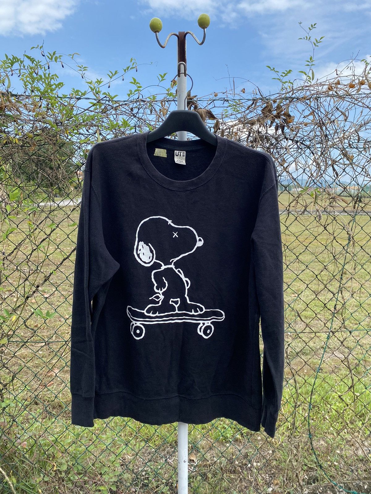 Kaws × Uniqlo Kaws X Peanuts Uniqlo UT Sweater Size US L / EU 52-54 / 3 - 1 Thumbnail
