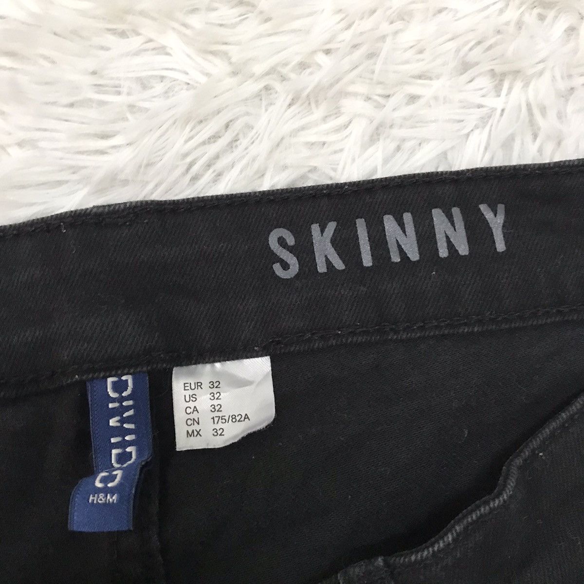 Divided × H&M Skinny Distress H&M Divided Pant Size US 33 - 20 Thumbnail