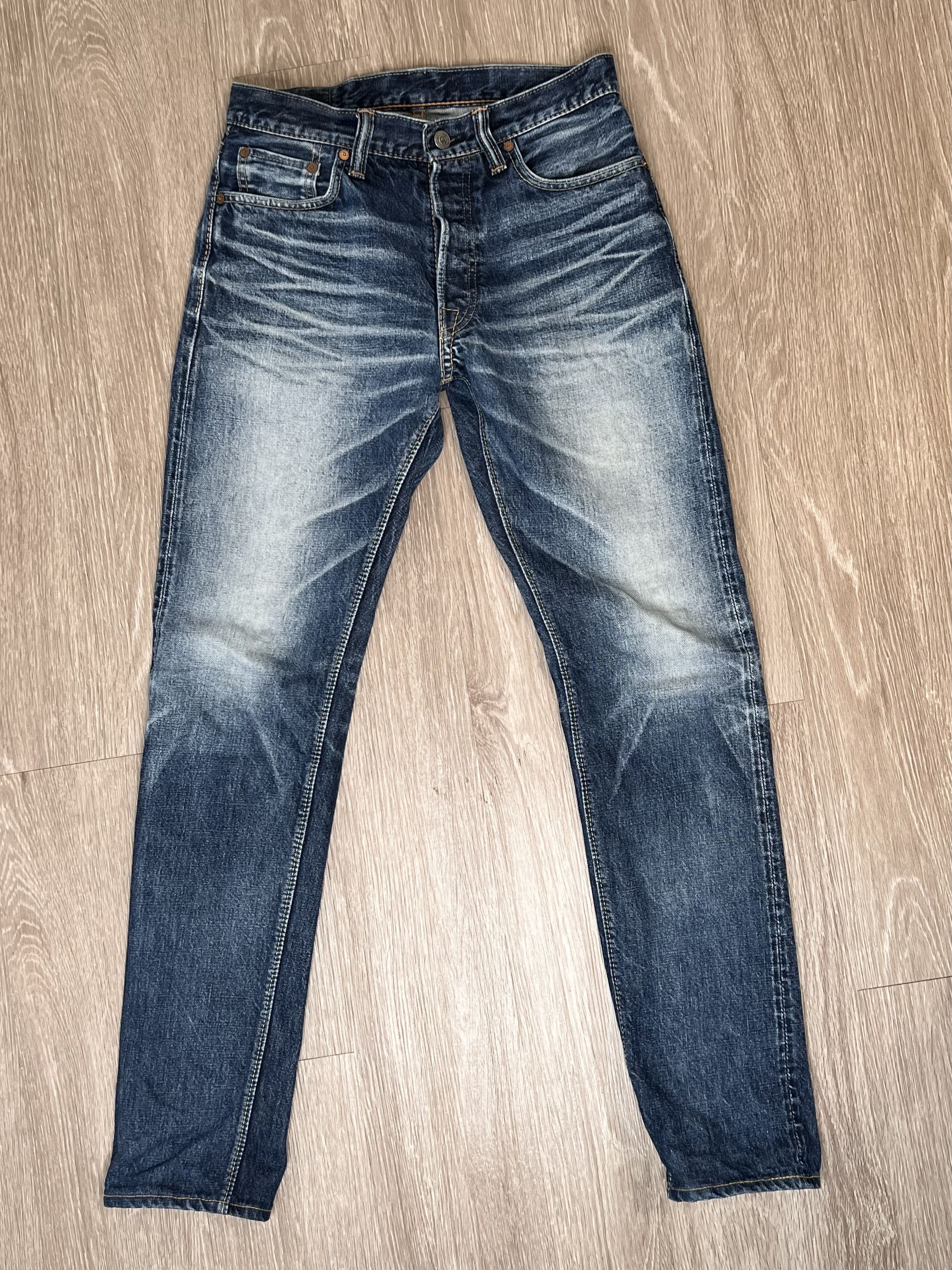 Distressed Loose Tapered Jeans