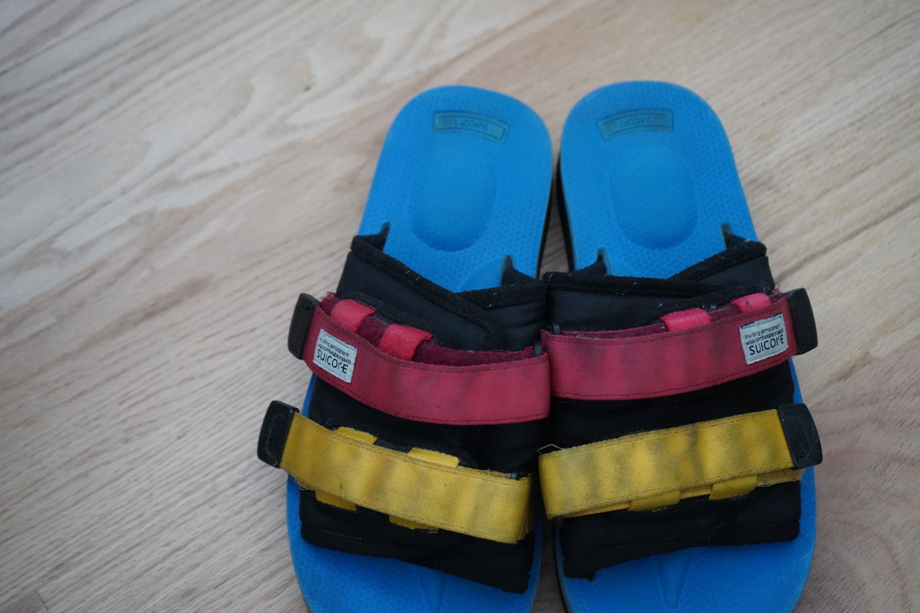 suicoke red