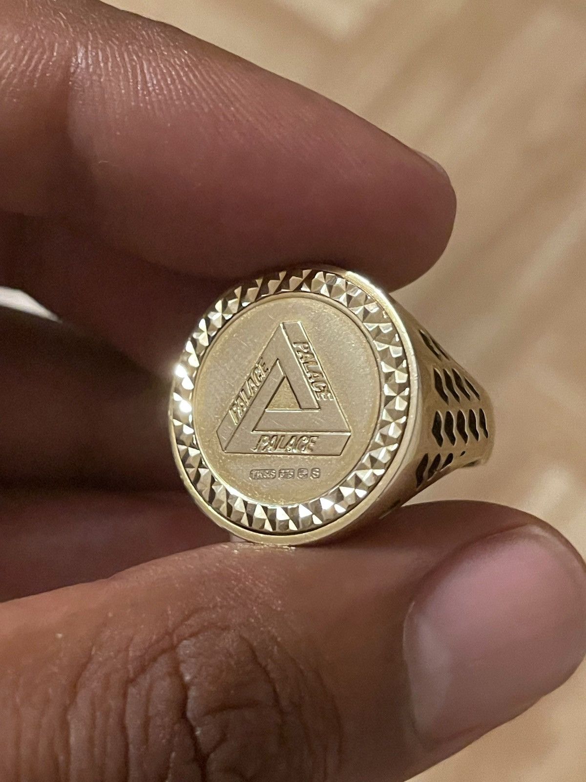 Palace 2017 Palace Skateboards Solid G 9K Gold Sovereign Ring