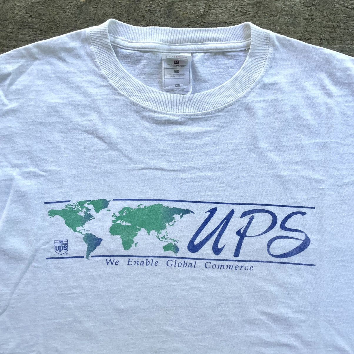 Fruit Of The Loom × Vintage Vintage 90s UPS Mail Global Commerce Promo T Shirt Size US XL / EU 56 / 4 - 2 Thumbnail