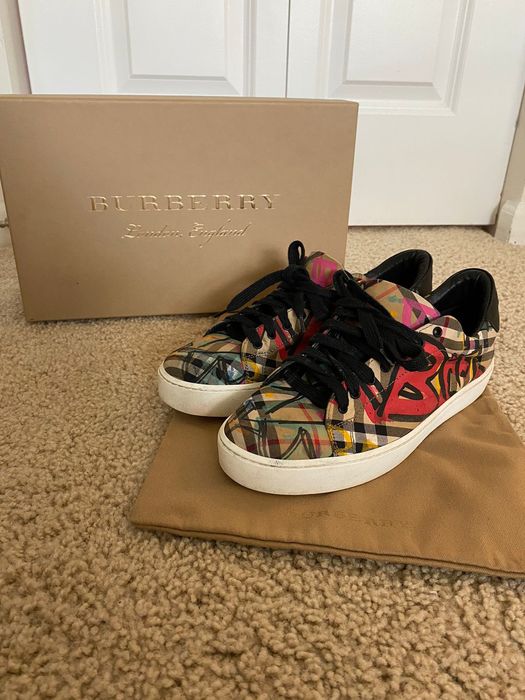 Graffiti print vintage check hot sale sneakers