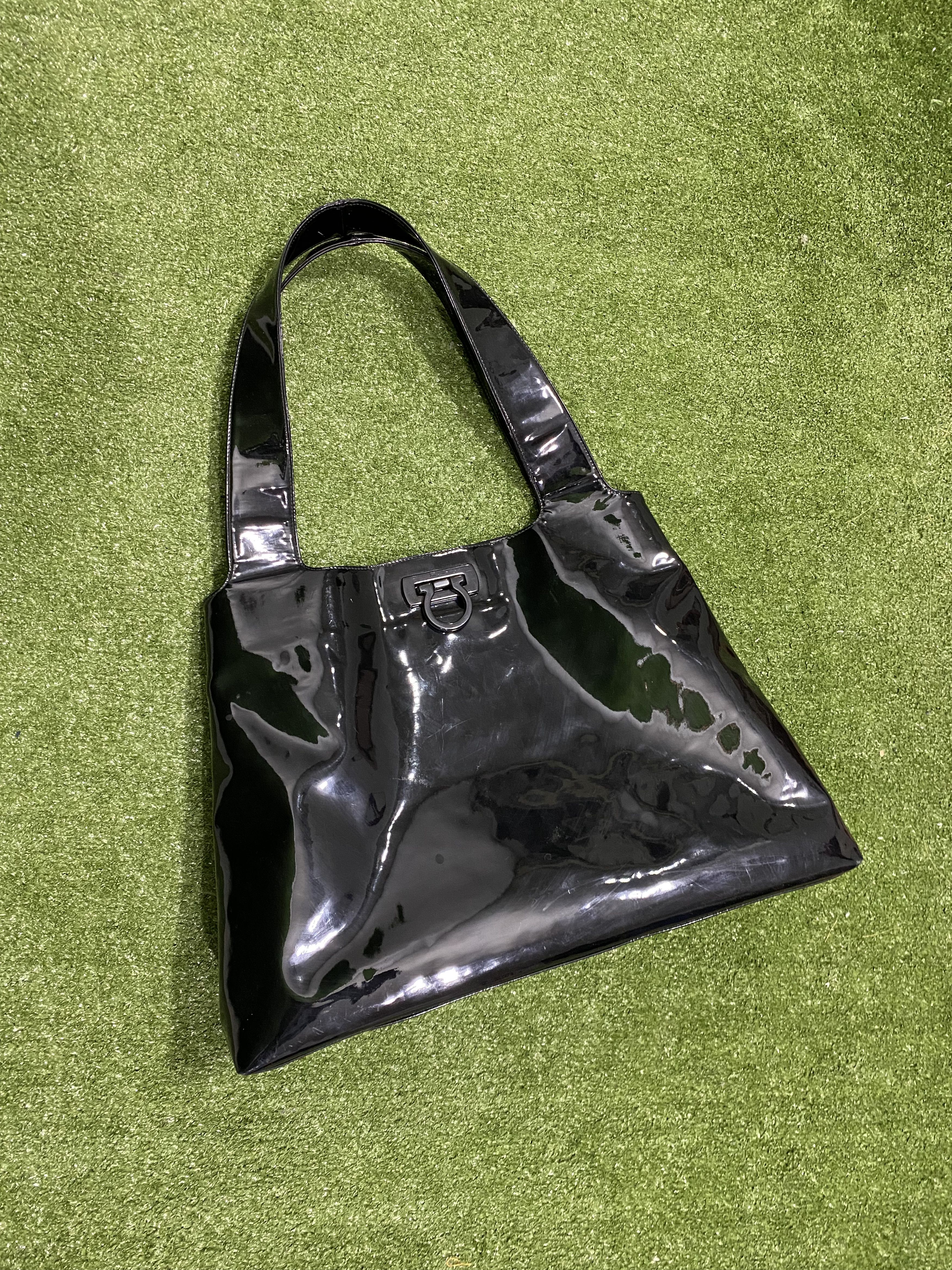 Salvatore Ferragamo × Vintage 🚨Vintage salvatore ferragamo 00s patent leather handbag Size ONE SIZE - 1 Thumbnail