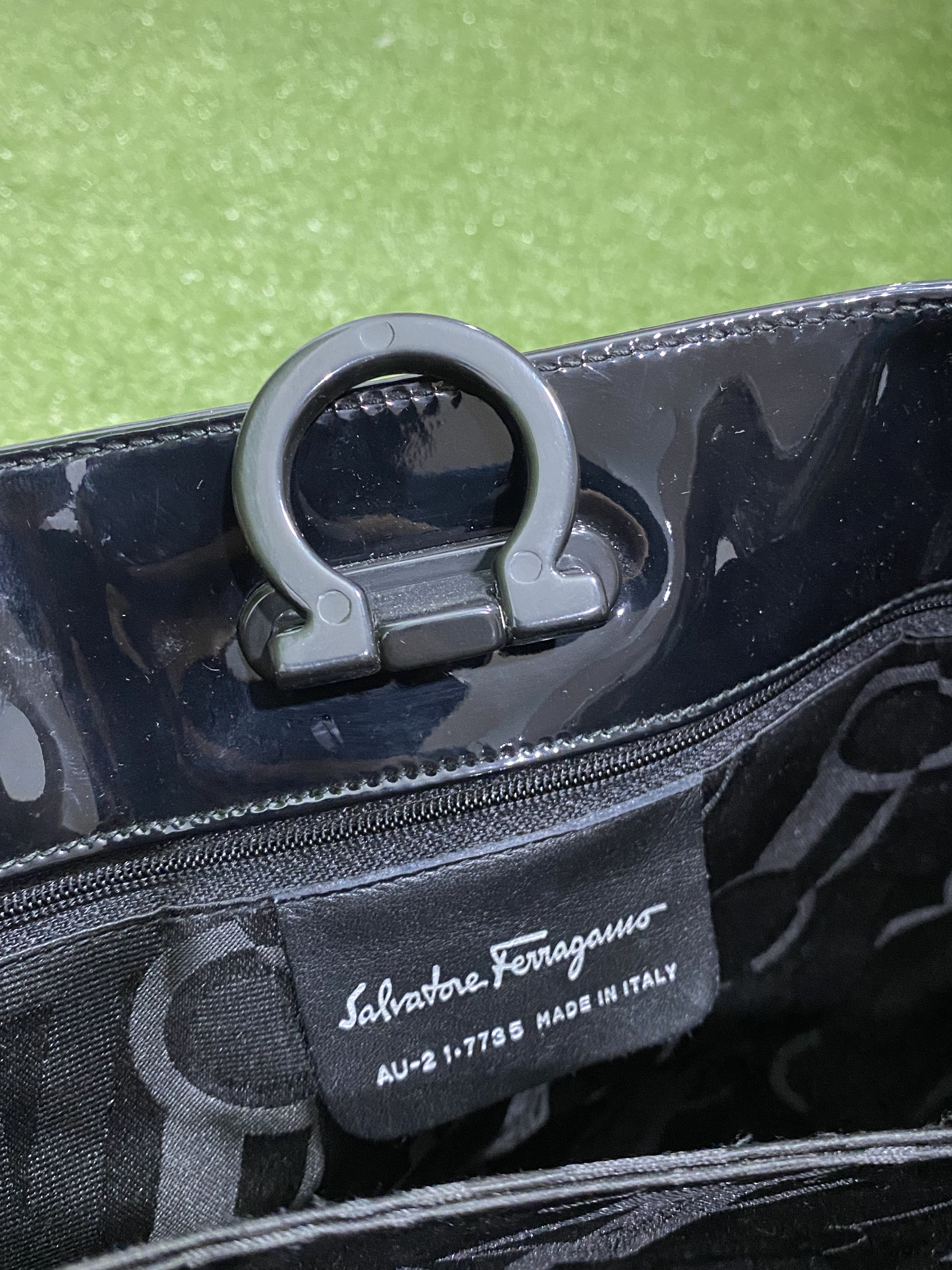 Salvatore Ferragamo × Vintage 🚨Vintage salvatore ferragamo 00s patent leather handbag Size ONE SIZE - 5 Thumbnail