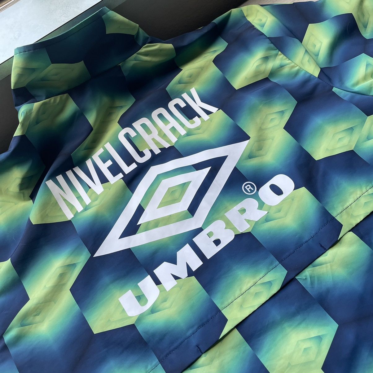 Umbro 90s NiVELCRACK interdimensional crinkle nylon track jacket Size US L / EU 52-54 / 3 - 4 Thumbnail