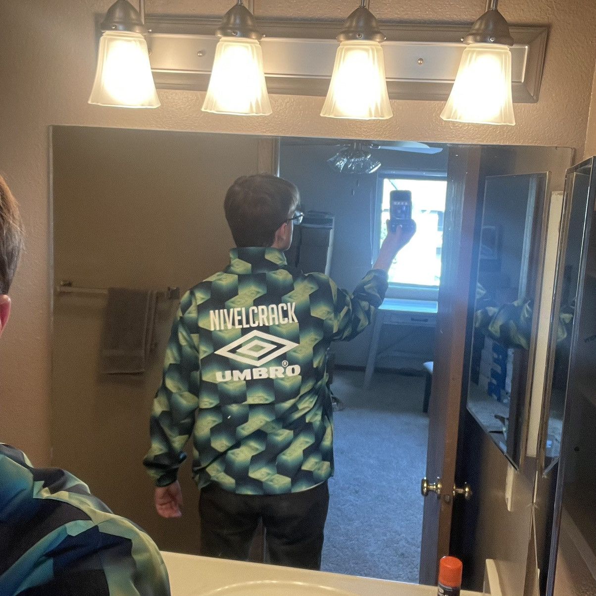 Umbro 90s NiVELCRACK interdimensional crinkle nylon track jacket Size US L / EU 52-54 / 3 - 14 Thumbnail