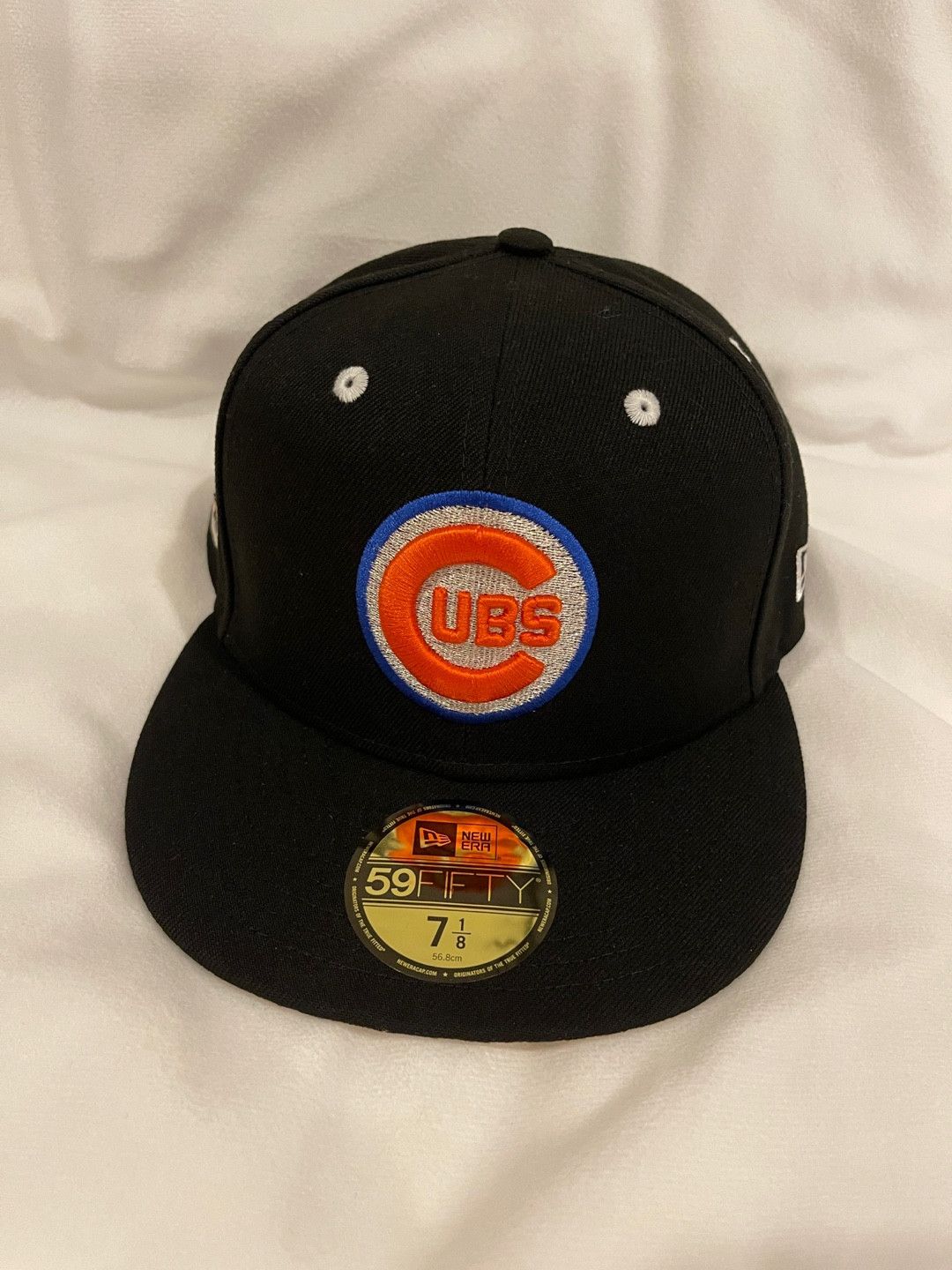 LOT DE 8 CHAPEAUX - Continental Auctioneers