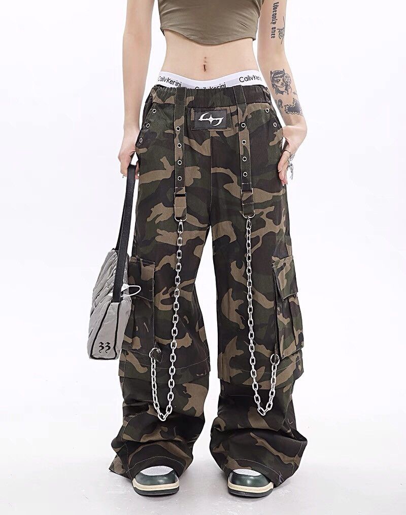 Camouflage utility pants with chain