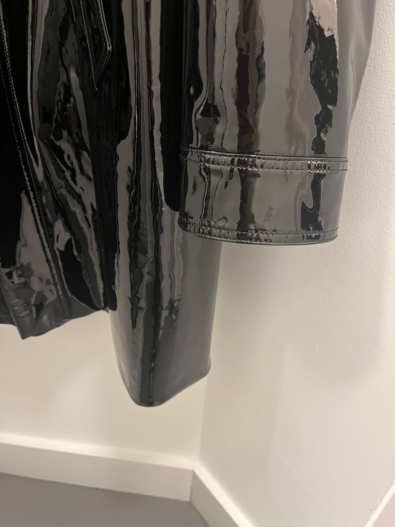 Duffle Vernis Coat in Black Color