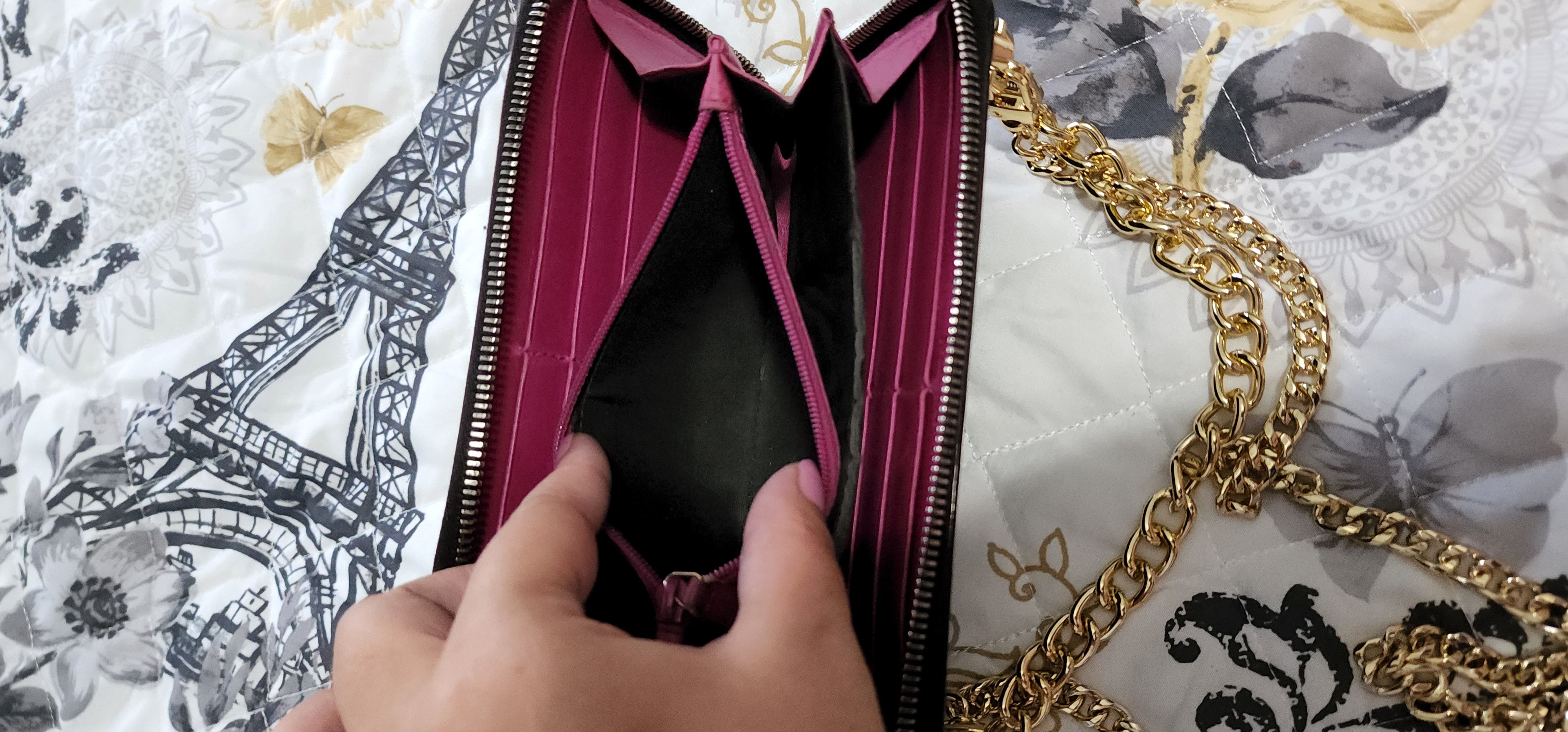 Yves Saint Laurent Yves Saint Laurent Patent Leather Zippy Wallet Crossbody Size ONE SIZE - 8 Thumbnail